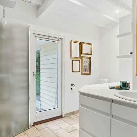 Дом отдыха Renovated Gem With View And Sunny Terraces *