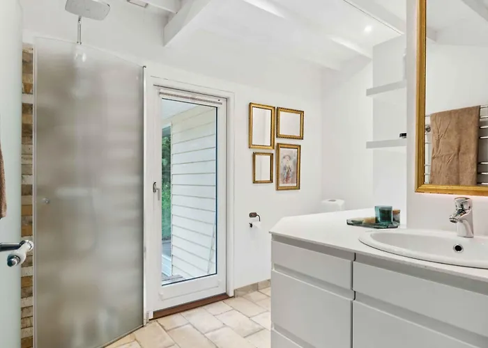 Дом отдыха Renovated Gem With View And Sunny Terraces *